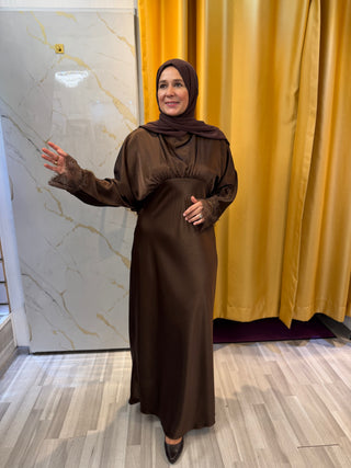 Tailliertes Kleid mit Spitzenärmeln