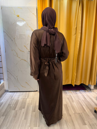 Tailliertes Kleid mit Spitzenärmeln