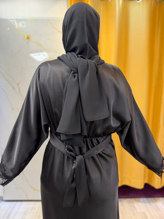 Tailliertes Kleid mit Spitzenärmeln