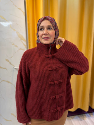 Strickjacke mit Flechtknöpfen