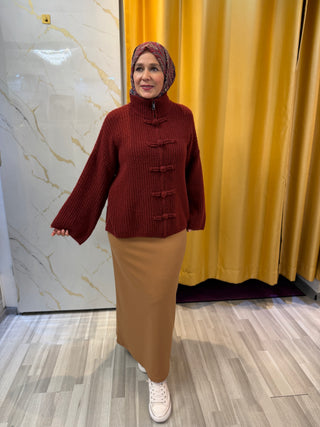 Strickjacke mit Flechtknöpfen