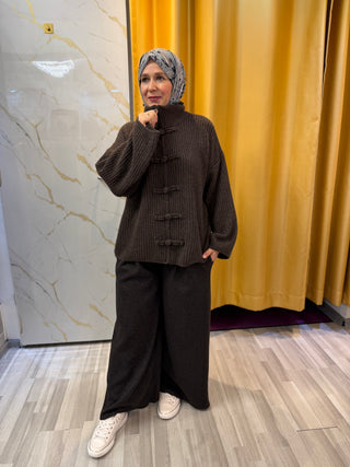 Strickjacke mit Flechtknöpfen