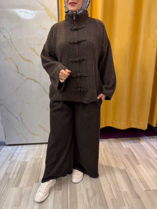 Strickjacke mit Flechtknöpfen