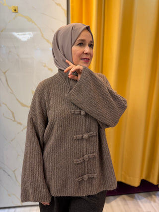 Strickjacke mit Flechtknöpfen