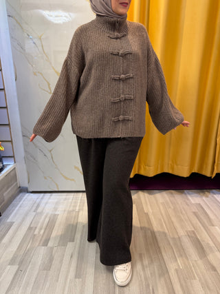 Strickjacke mit Flechtknöpfen