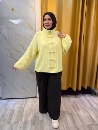 Strickjacke mit Flechtknöpfen