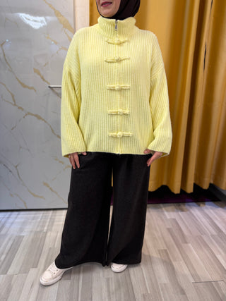 Strickjacke mit Flechtknöpfen