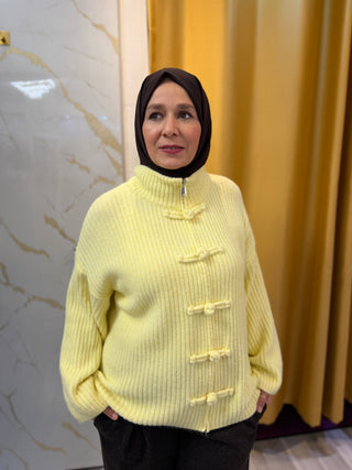 Strickjacke mit Flechtknöpfen