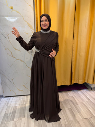 Abendkleid mit Schmuckkragen und Taillenraffung