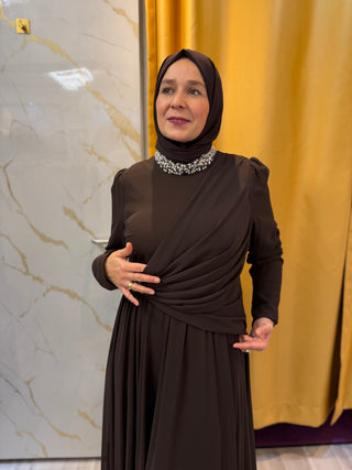 Abendkleid mit Schmuckkragen und Taillenraffung