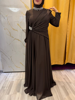 Abendkleid mit Schmuckkragen und Taillenraffung