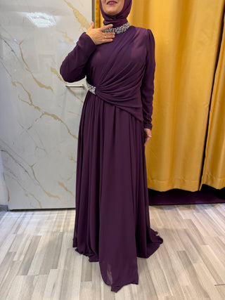 Abendkleid mit Schmuckkragen und Taillenraffung
