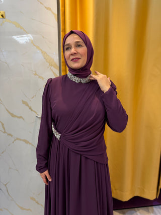 Abendkleid mit Schmuckkragen und Taillenraffung