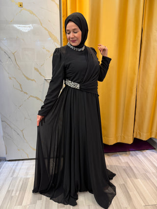 Abendkleid mit Schmuckkragen und Taillenraffung