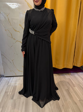 Abendkleid mit Schmuckkragen und Taillenraffung